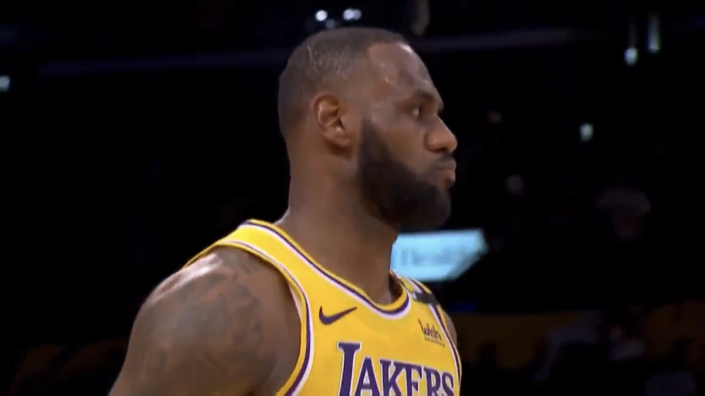  詹姆斯轰下三双助湖人逆转战胜凯尔特人  